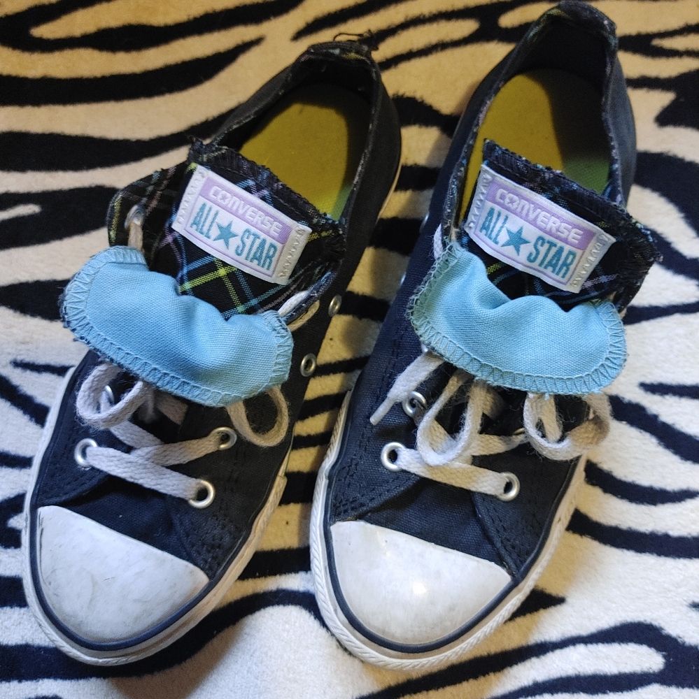 Kid's black low top Converse with double tongue